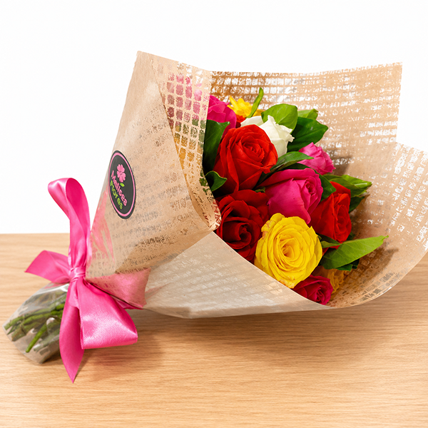 Buqu� com 12 Rosas Coloridas